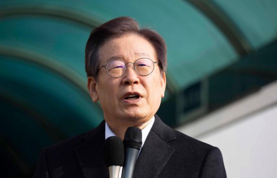 1月10日，韓國(guó)最大在野黨黨首李在明從首爾大學(xué)醫(yī)院出院時(shí)發(fā)表講話。新華社發(fā)（全休相攝）
