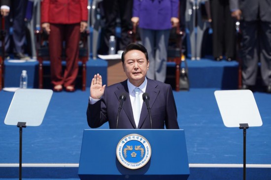 2022年5月10日，在韓國首爾，尹錫悅出席總統(tǒng)宣誓就職儀式。新華社發(fā)（李相浩攝）