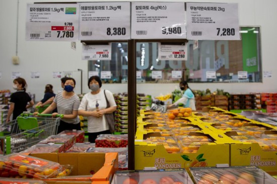 2022年7月9日，人們在韓國高陽市一家超市水果區(qū)購物。新華社記者王益亮攝