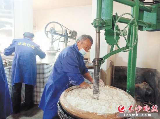 　　作坊里工人正在進(jìn)行粉絲生產(chǎn)。受訪者供圖