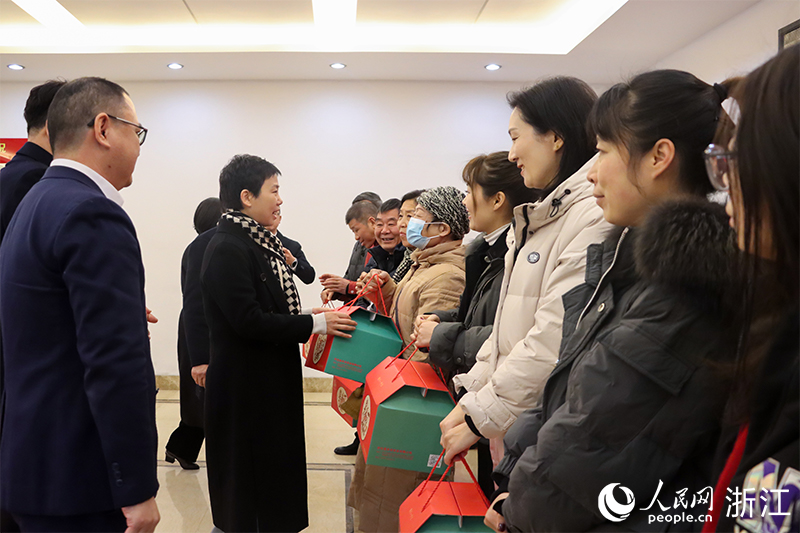 杭州市上城區(qū)“我為年夜飯?zhí)淼啦恕睈?ài)心禮盒正式啟送。人民網(wǎng) 秦文攝