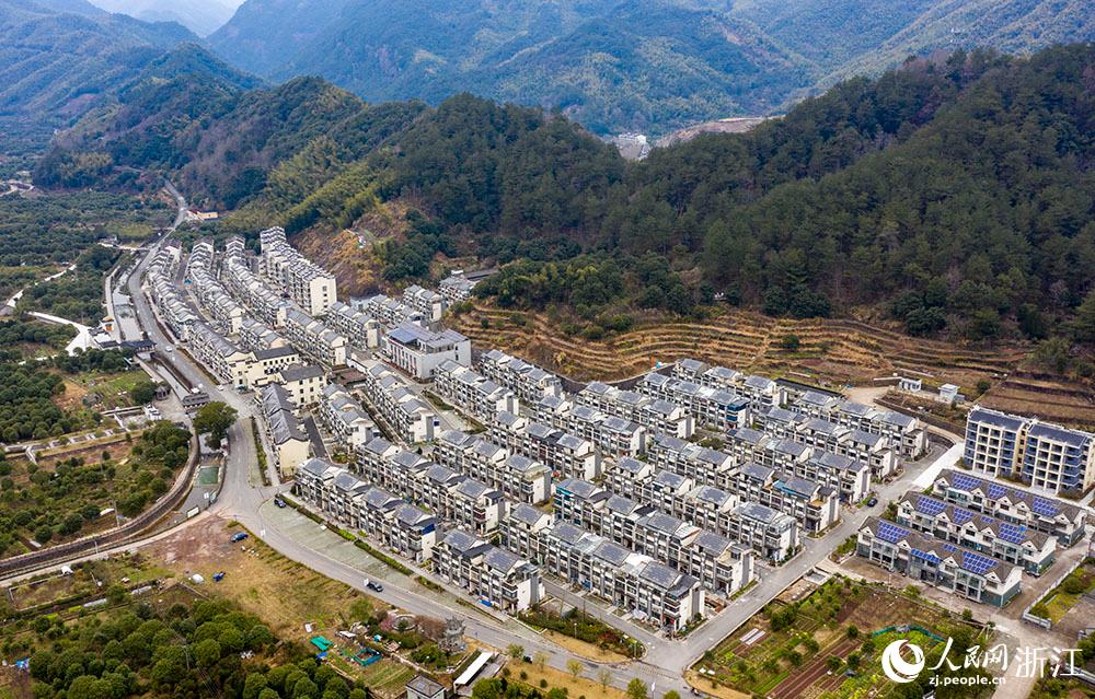 近日，航拍寧波市海曙區(qū)龍觀鄉(xiāng)李岙村屋頂光伏項(xiàng)目。人民網(wǎng) 章勇濤攝