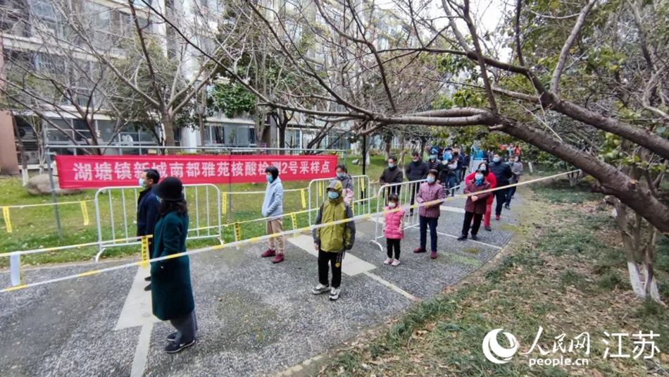 湖塘鎮(zhèn)黨員干部定點、定人、定崗、定責(zé)保障核酸檢測有序進(jìn)行。 武進(jìn)區(qū)委宣傳部供圖