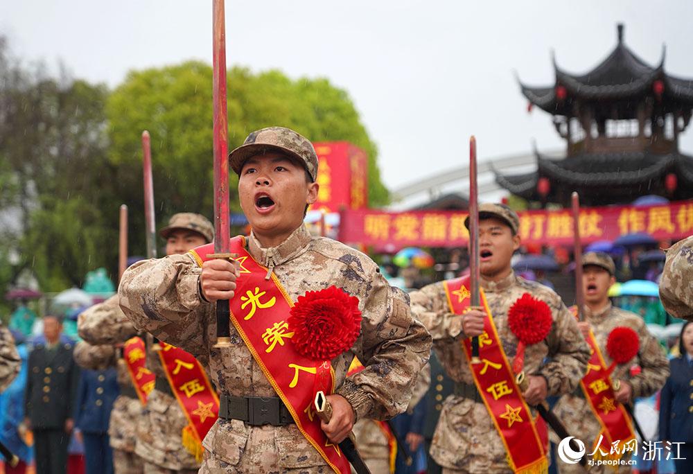 3月22日，新兵們高喊誓言、莊嚴(yán)亮劍。人民網(wǎng) 章勇濤攝