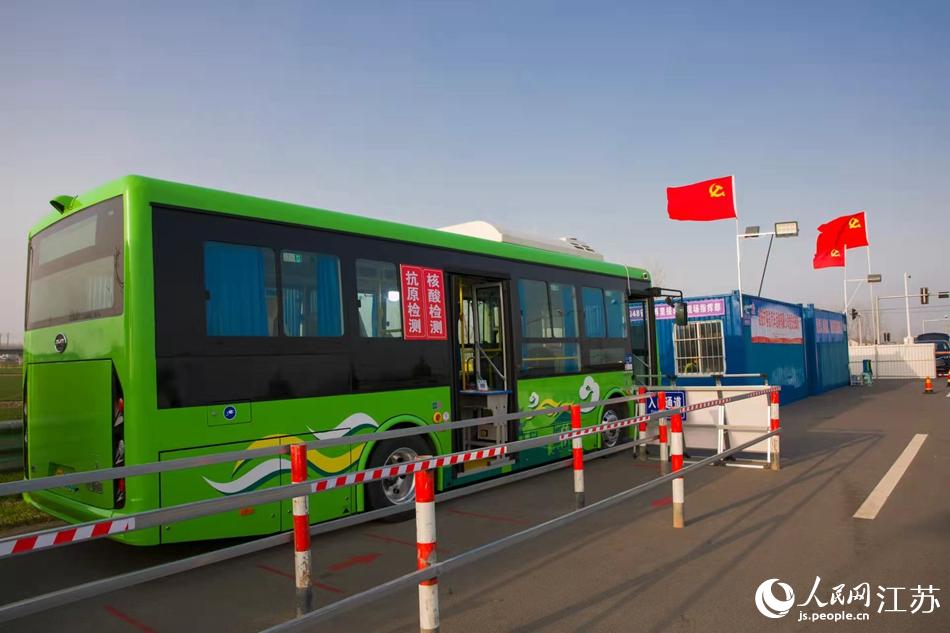 淮安市客總汽車運(yùn)輸有限公司調(diào)集兩部車況最佳“核酸采樣流動(dòng)車”，組建黨員“先鋒崗”。紀(jì)星名攝