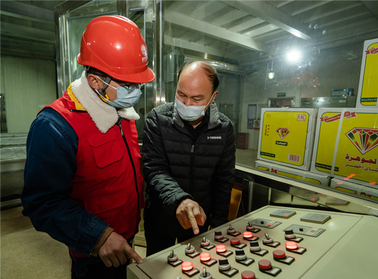電力工作人員對用電企業(yè)進行指導。受訪單位供圖