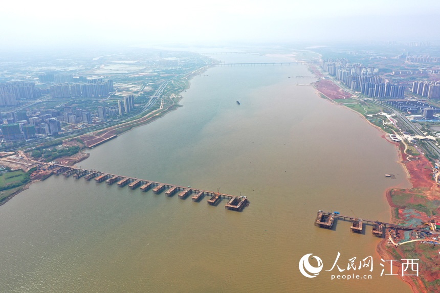 航拍九龍湖過江大橋，該橋是南昌第七座跨贛江通道。 人民網(wǎng) 時雨攝