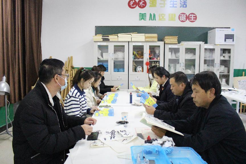河北省臨西縣人民檢察院未檢檢察官在臨西縣第二小學(xué)為家長(zhǎng)講解家庭教育促進(jìn)法。 孫國(guó)月攝