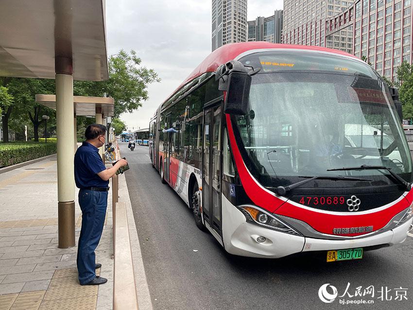 北京1路公交車駛進(jìn)八王墳西站，此前各路公交經(jīng)過該站時均甩站通過，今起該站回復(fù)正常上下客。人民網(wǎng) 尹星云攝