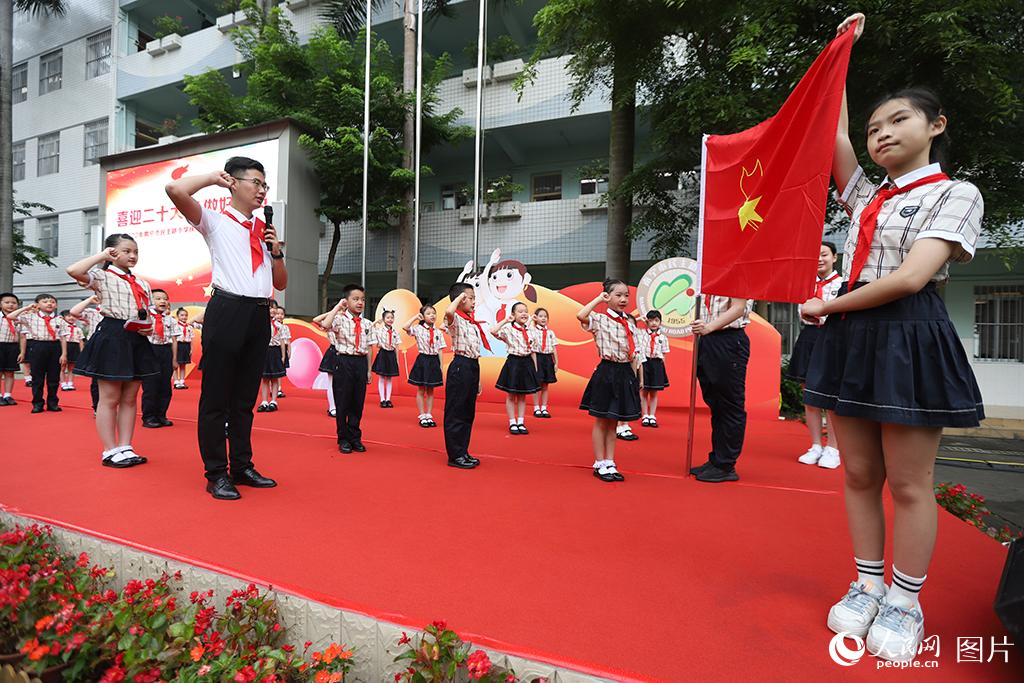 5月31日，在廣西壯族自治區(qū)南寧市民主路小學(xué)，學(xué)校大隊(duì)輔導(dǎo)員帶領(lǐng)少先隊(duì)員呼號(hào)。人民網(wǎng)記者 嚴(yán)立政攝