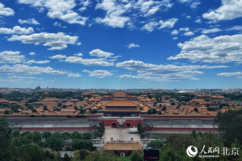 北京再現(xiàn)“高顏值”藍(lán)天白云。 人民網(wǎng) 池夢(mèng)蕊攝