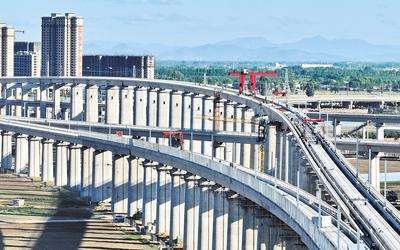 6月7日，工人在唐山市高新技術(shù)開發(fā)區(qū)境內(nèi)的京唐城際鐵路建設(shè)工地施工（無人機(jī)照片）。 新華社記者 楊世堯攝