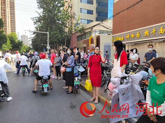 石家莊外國語學(xué)?？键c外送考的家長。人民網(wǎng) 祝龍超攝