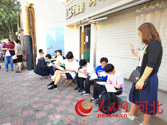 臨進考場，考生抓緊時間再復(fù)習(xí)一下。人民網(wǎng) 祝龍超攝