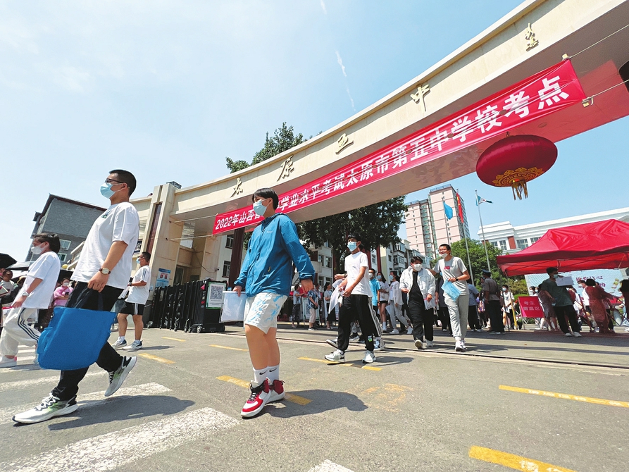 六月二十日，中考太原五中考點(diǎn)，完成首門考試的考生滿懷信心走出考場。記者李兆民攝