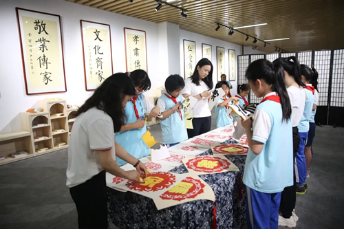 1、長(zhǎng)沙市雨花區(qū)校園清廉家風(fēng)館開(kāi)館。受訪單位供圖