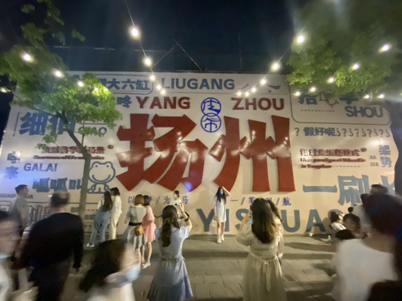 古運河畔的皮市街充滿市井氣息。 人民網(wǎng) 張玉峰攝