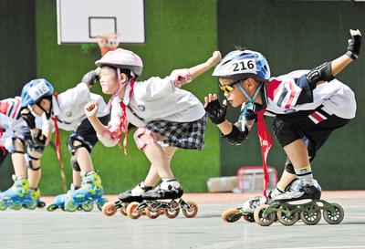 6月23日，邯鄲市邯山區(qū)實(shí)驗(yàn)小學(xué)的學(xué)生在練習(xí)輪滑。 當(dāng)日是國(guó)際奧林匹克日，該小學(xué)開(kāi)展了“我運(yùn)動(dòng)、我健康、我快樂(lè)”為主題的體育活動(dòng)，通過(guò)足球、籃球、武術(shù)、輪滑、擊劍等運(yùn)動(dòng)，讓學(xué)生們享受運(yùn)動(dòng)健身的快樂(lè)，感受運(yùn)動(dòng)的魅力。 河北日?qǐng)?bào)通訊員 郝群英攝