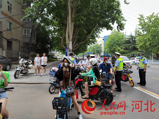 石家莊交警在查處非機動車違章。人民網(wǎng)祝龍超攝