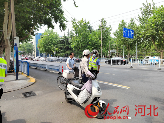 石家莊交警在查處非機動車違章。人民網(wǎng)祝龍超攝