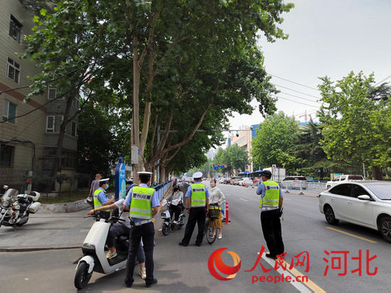 石家莊交警在查處非機動車違章。人民網(wǎng)祝龍超攝