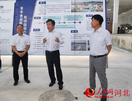 黨曉龍在禾豐項目現(xiàn)場鼓勵大家以商招商。 人民網(wǎng) 張繼航攝