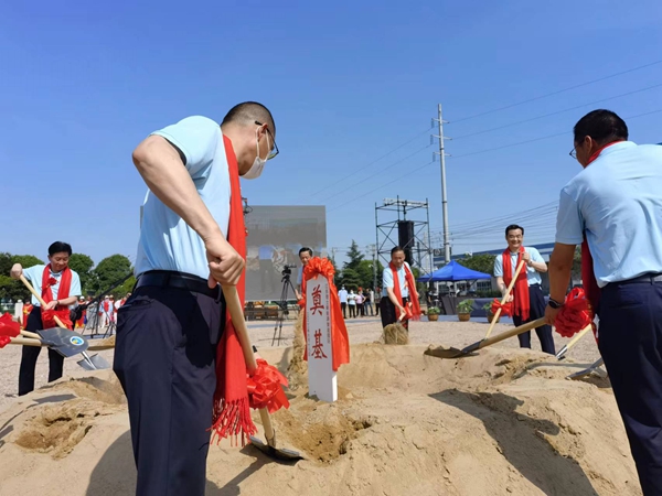 作為今年荷花節(jié)“開場(chǎng)秀”，理士新能源智造園區(qū)項(xiàng)目正式開工。人民網(wǎng) 馬曉波攝
