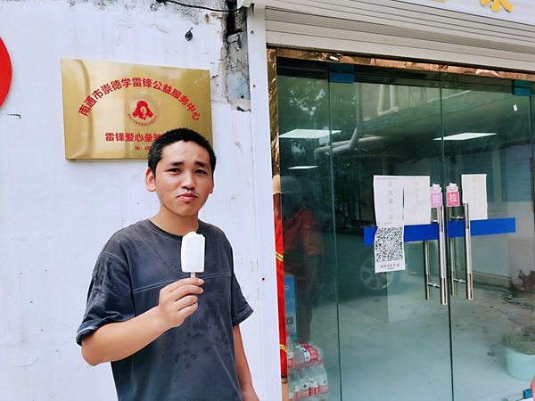 2過路司機(jī)在驛站冷飲。人民網(wǎng)記者王繼亮攝.jpg