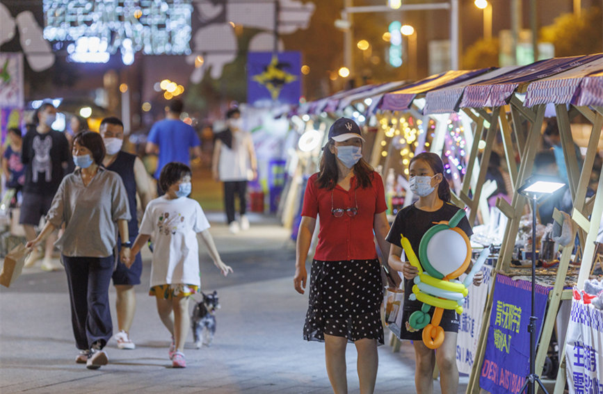 青年無限宇宙潮動市集匯聚眾多文創(chuàng)產(chǎn)品，豐富市民夜生活。王英浩攝