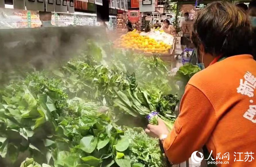 在大潤發(fā)長江北路店里，果蔬、肉蛋等生活必需品種類齊全，供應(yīng)充足，市民正有序選購。無錫市委網(wǎng)信辦供圖