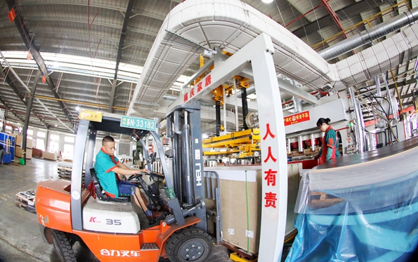 沭陽縣一公司車間內(nèi)一派緊張有序的繁忙景象。沭陽縣委宣傳部供圖