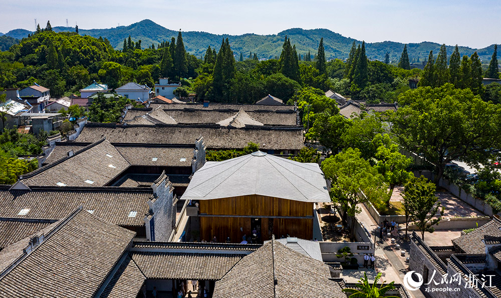 7月23日，空中俯瞰位于寧波市江北區(qū)慈城鎮(zhèn)的抱珠樓。人民網 章勇濤攝