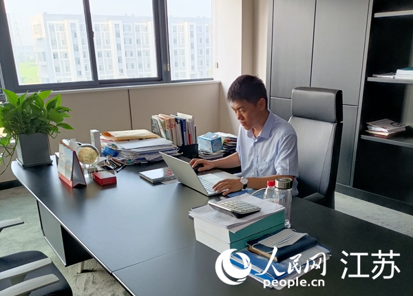江蘇海安市2021年引進(jìn)的高端人才朱涼偉博士。人民網(wǎng)記者 王繼亮攝