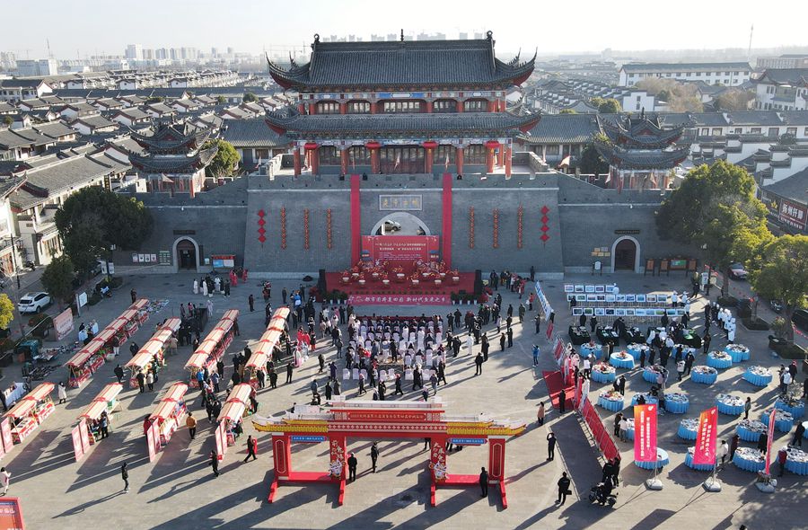 城門掛春聯(lián)，金湖沖刺“開門紅”。陳義寶攝