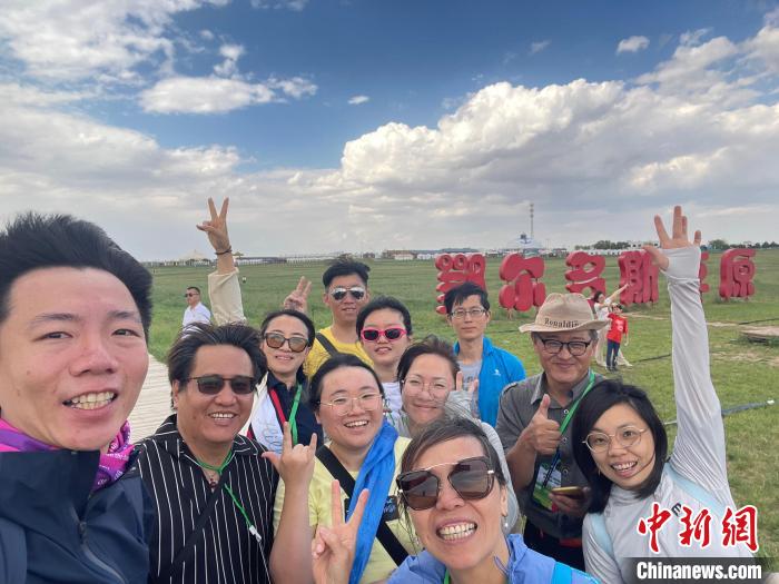 圖為臺胞在鄂爾多斯草原合影。　葉冠賢 攝