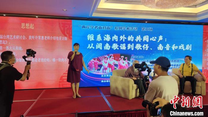 歌仔說唱非遺傳承人張?jiān)缕寂楷F(xiàn)場(chǎng)演唱。　楊伏山 攝
