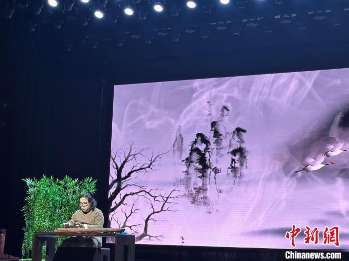 閩派古琴名家陳志強演奏一曲《流水》?！堺惥?攝