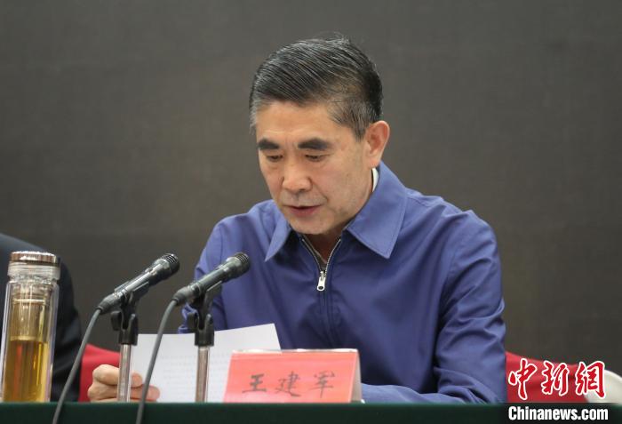 圖為青海省委書記王建軍出席會議并作講話。　張?zhí)砀?攝