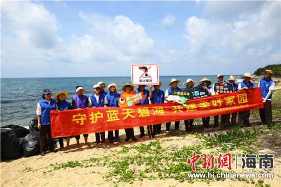 環(huán)保志愿者呼吁停止隨地扔垃圾、破壞環(huán)境等不文明行為。