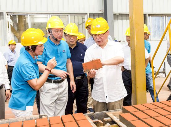 2019年6月21日下午，省長(zhǎng)沈曉明在三亞建筑廢棄物綜合利用廠，查看用建筑廢棄物綜合處理后制成的再生水泥磚。海南日?qǐng)?bào)記者 宋國(guó)強(qiáng) 攝
