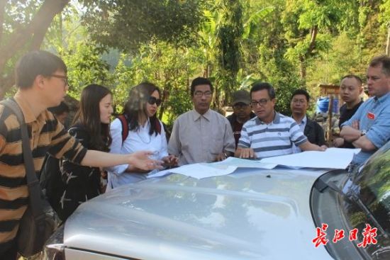 在尼泊爾，武漢市土地利用和城市空間規(guī)劃研究中心設(shè)計團隊現(xiàn)場踏勘。(武漢市土地利用和城市空間規(guī)劃研究中心 供圖)