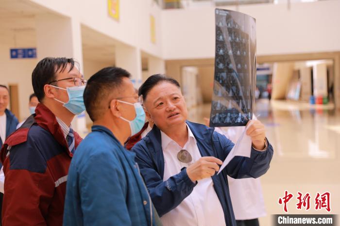 上海專家們采用“一對一”指導等方式，帶動日喀則市人民醫(yī)院科室、醫(yī)生業(yè)務水平的提升?！∩虾＝淮筢t(yī)學院供圖