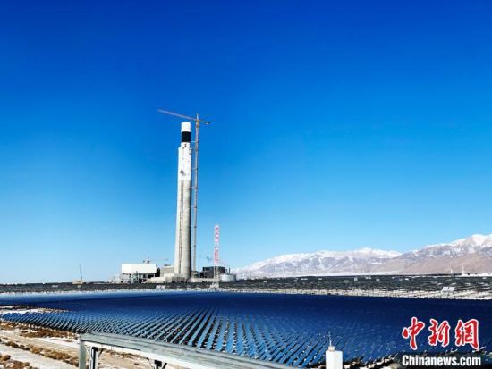 圖為地處柴達(dá)木盆地的光伏電站?！O?！z