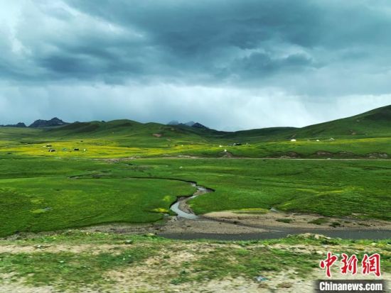 自2005年啟動(dòng)三江源生態(tài)保護(hù)和建設(shè)工程以來，果洛州共治理黑土灘315.11萬畝，使果洛州生態(tài)環(huán)境15年來得到明顯好轉(zhuǎn)。　孫睿 攝