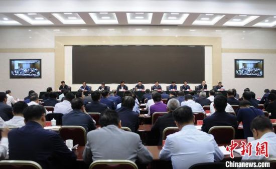  圖為青海省生態(tài)環(huán)境保護(hù)警示教育大會現(xiàn)場?！?zhí)砀！z 　　