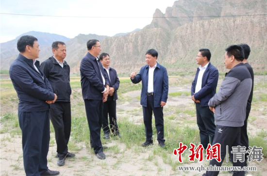 圖為黃南州有關領導現(xiàn)場踏勘、督導生態(tài)環(huán)保責任落實情況現(xiàn)場。黃宣攝