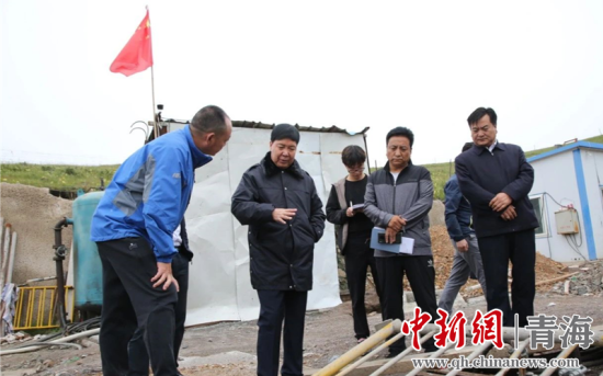 圖為黃南州有關(guān)領(lǐng)導(dǎo)現(xiàn)場(chǎng)踏勘、督導(dǎo)生態(tài)環(huán)保責(zé)任落實(shí)情況現(xiàn)場(chǎng)。黃宣攝