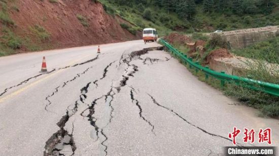 圖為發(fā)生路基下沉滑移險情的路段。果洛公路總段供圖