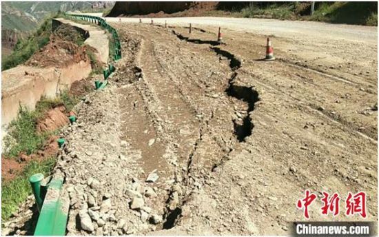 圖為發(fā)生路基下沉滑移險(xiǎn)情的路段。果洛公路總段供圖