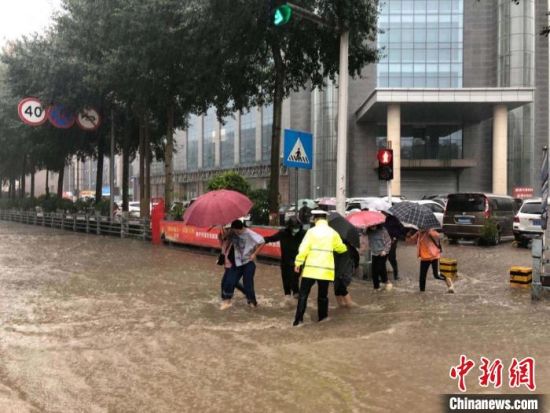8月28日，青海省東部出現(xiàn)強降水天氣過程，其中西寧地區(qū)出現(xiàn)入汛以來雨量最大、強度最大的強降水過程。西寧交警供圖